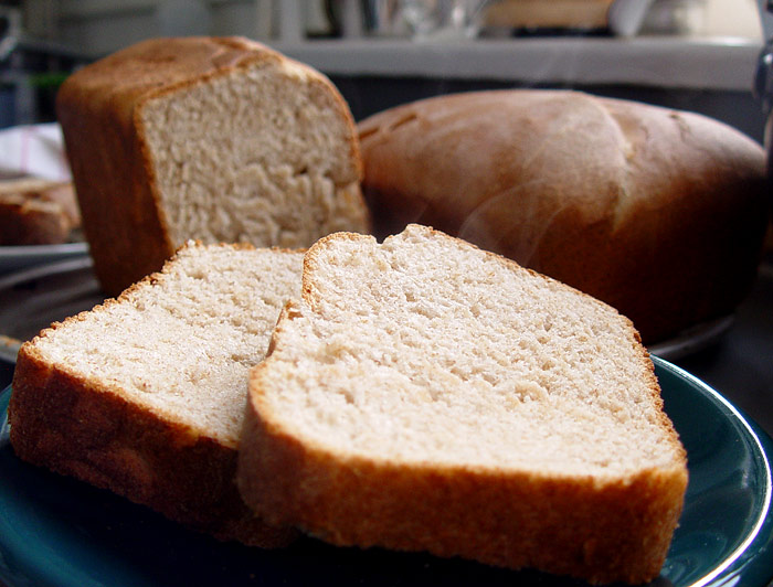Why Bread Goes Stale Faster in the Refrigerator - Featured image
