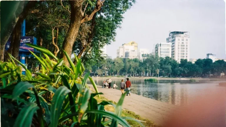 Ulla Johnson’s Spring 2027 Show Honors Urban Greenspaces - Featured image