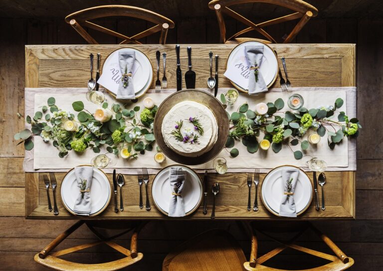 Why Families Who Eat Without the TV On Talk Longer at the Table - Featured image