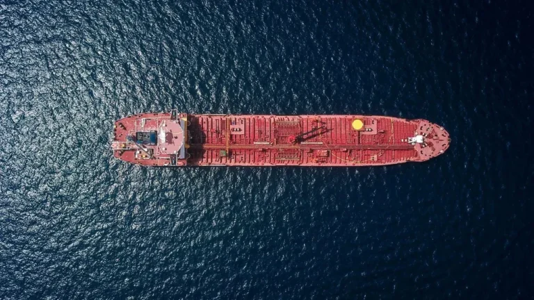 Oil Surges to $100 on US-Iran Clashes - Featured image