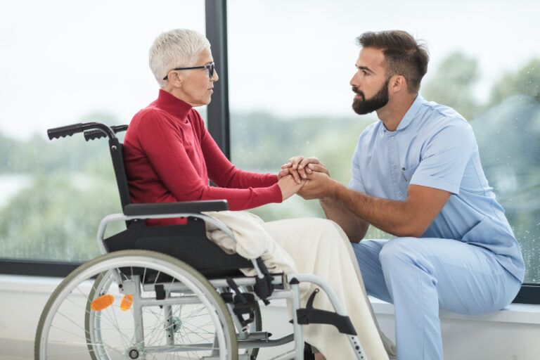 6 Signs It's Time to Bring in Outside Help for an Aging Parent - Featured image