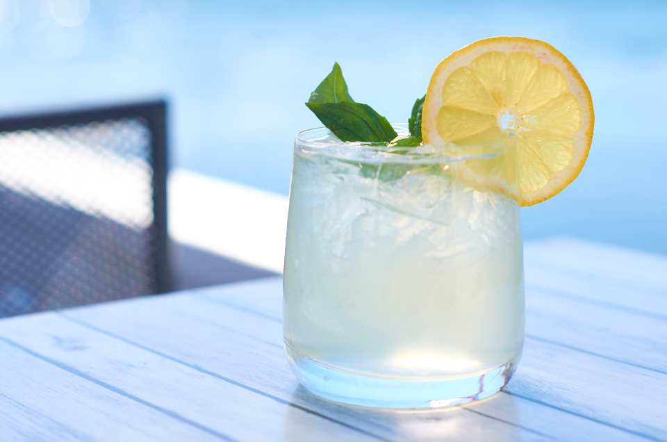 Why Ice Cubes from Your Freezer Taste Different Than Store-Bought - Featured image