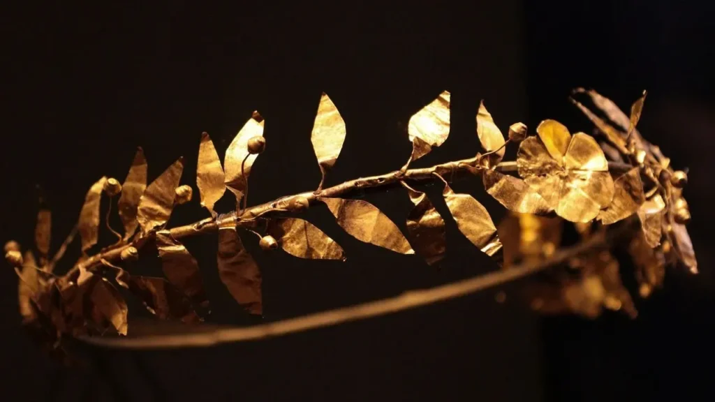 Gold Leaf Revives Tarnished Garden Statues and Urns - Featured image