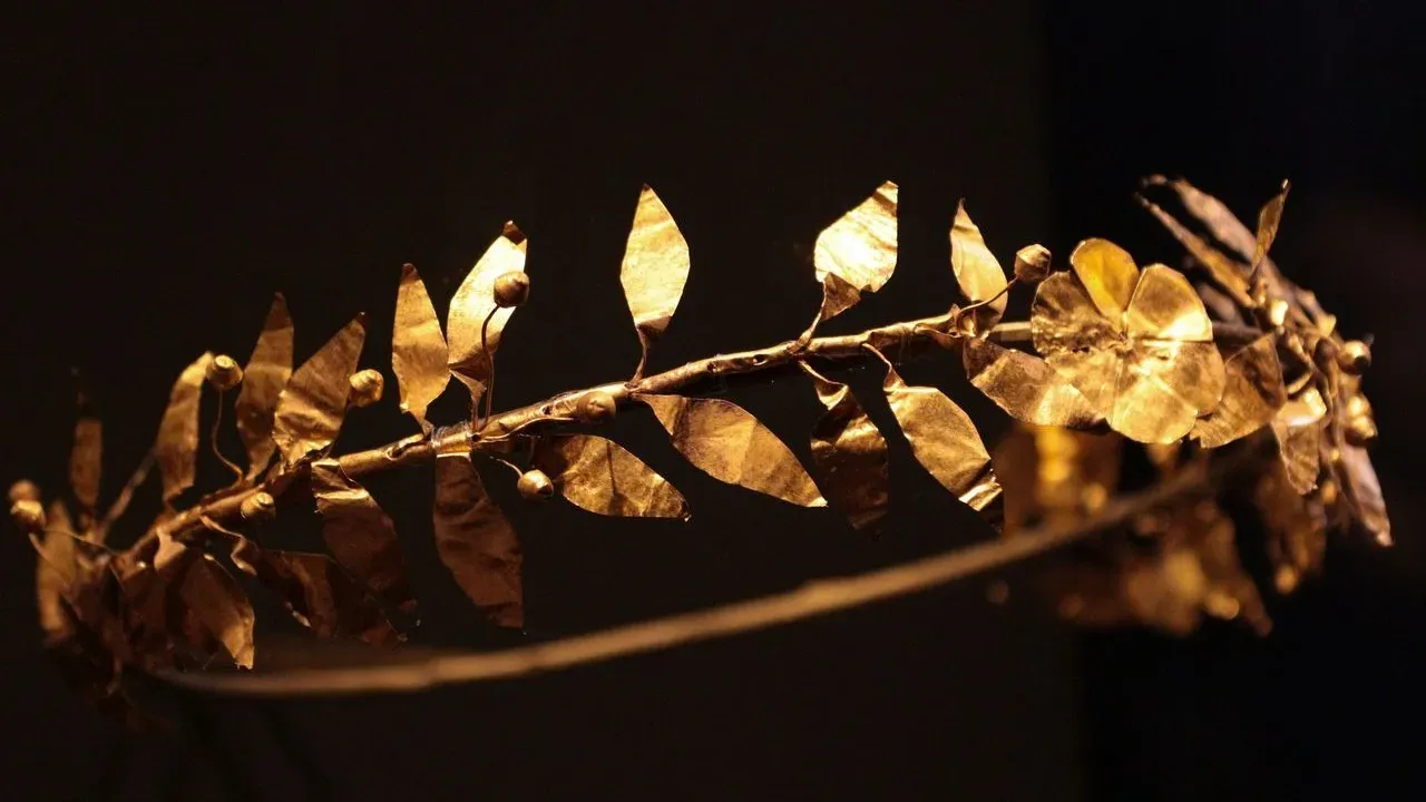 Gold Leaf Revives Tarnished Garden Statues and Urns