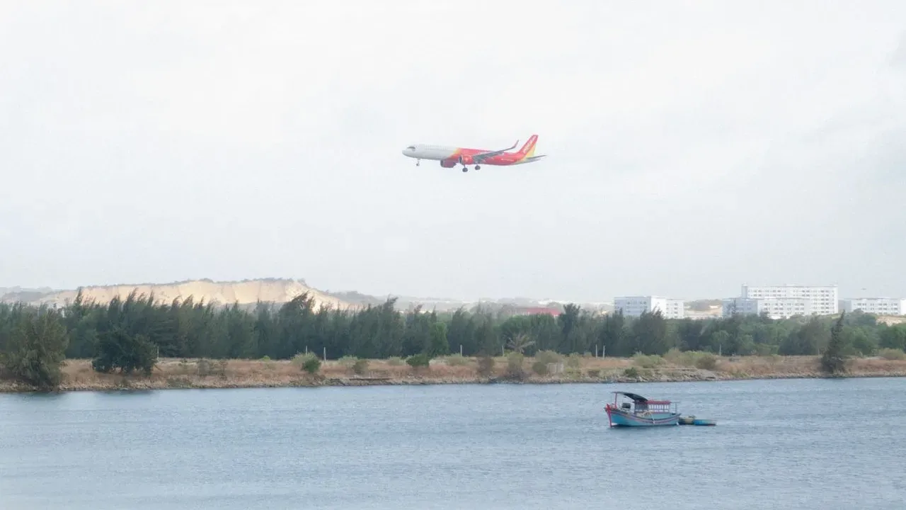 Congressman Swims to Safety After Lake Emergency Landing