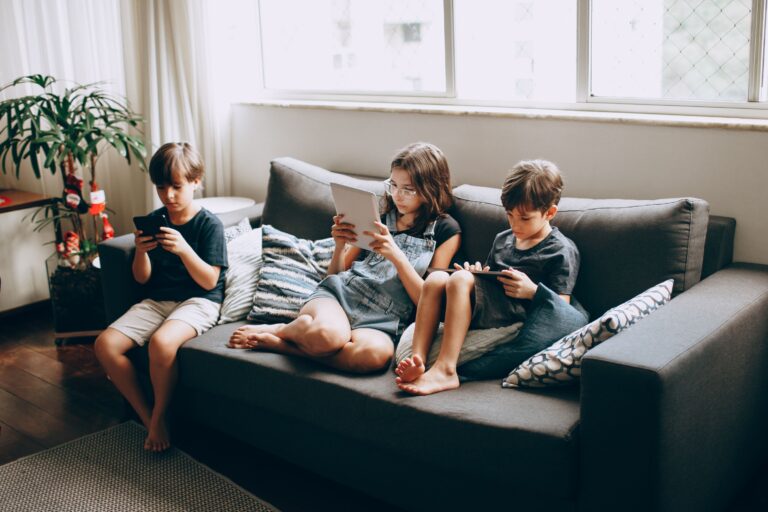 The Screen Time Rule Pediatricians Quietly Changed This Year - Featured image