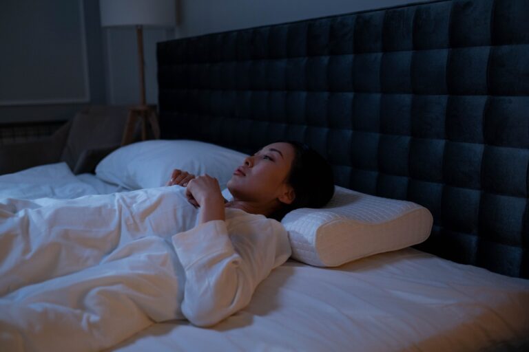 Why You Barely Sleep the Night Before an Early Flight - Featured image