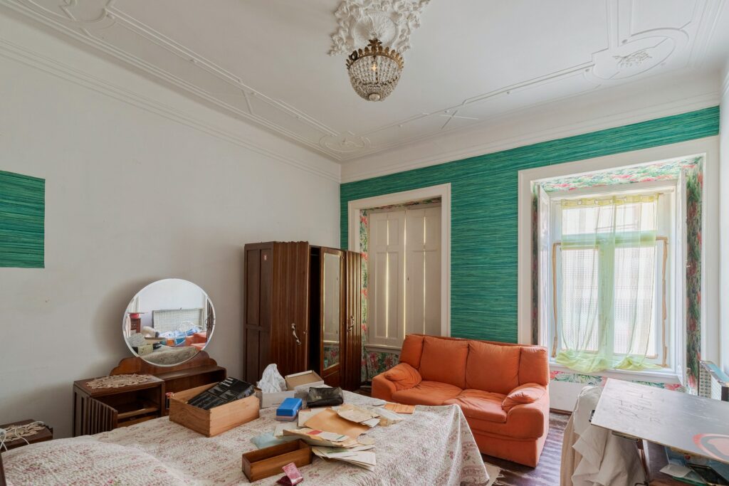 The Psychological Reason Clutter Makes You More Anxious - Featured image