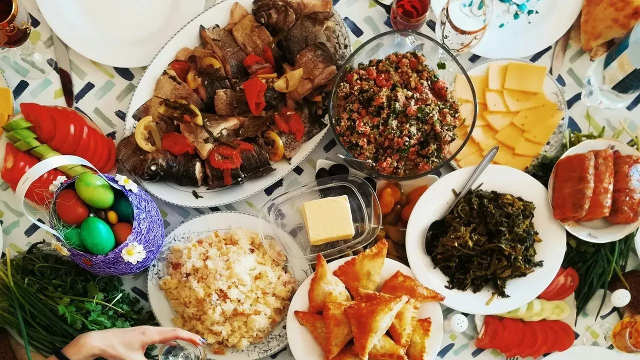 This Compact Rosh Hashana Menu Shows Less Can Be More for the New Year