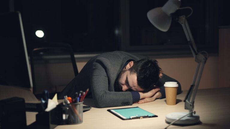 Why You Sleep Worse the First Night in a New Place - Featured image