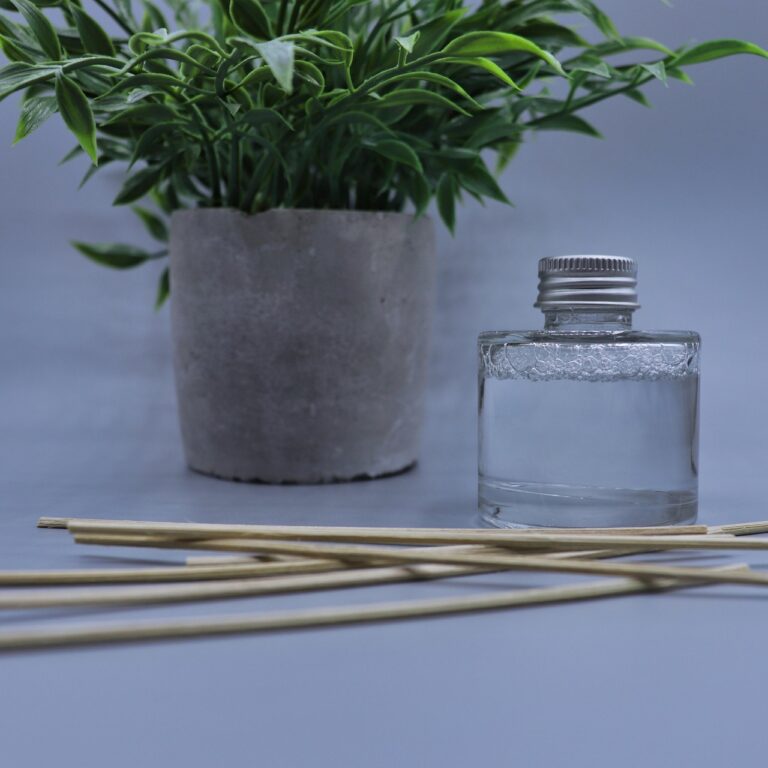 The Scent Layering Trick Interior Designers Use Before Guests Arrive - Featured image