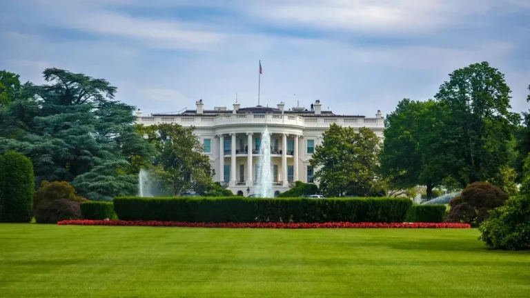 Trump Bars CNN, MSNOW and Politico From the White House - Featured image