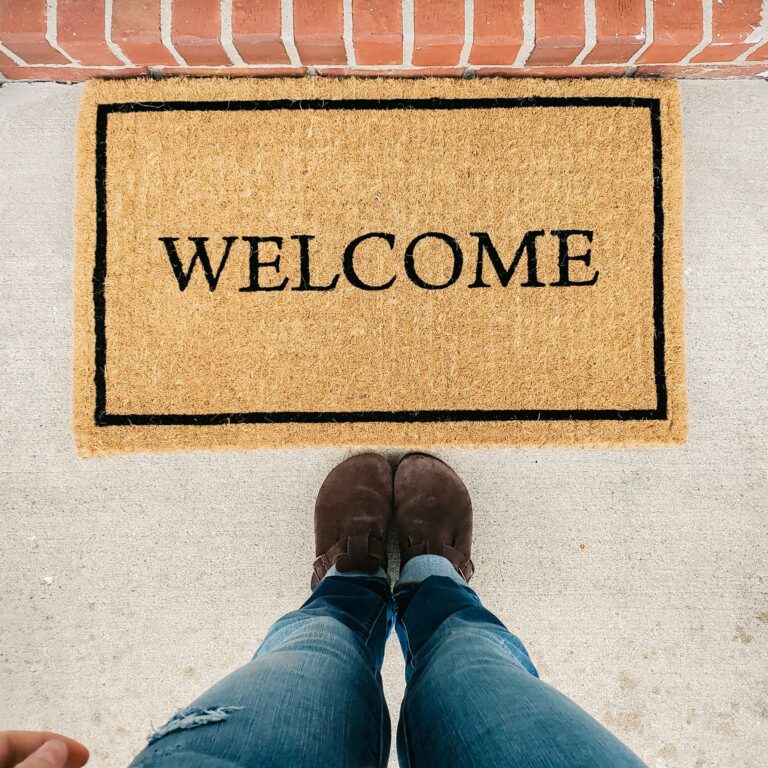 10 Signs You've Overstayed Your Welcome as a Houseguest - Featured image