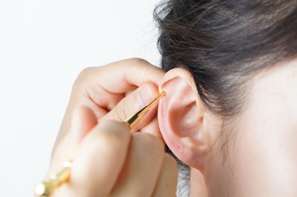 The Reason Your Ears Pop for No Reason While Sitting Still - Featured image