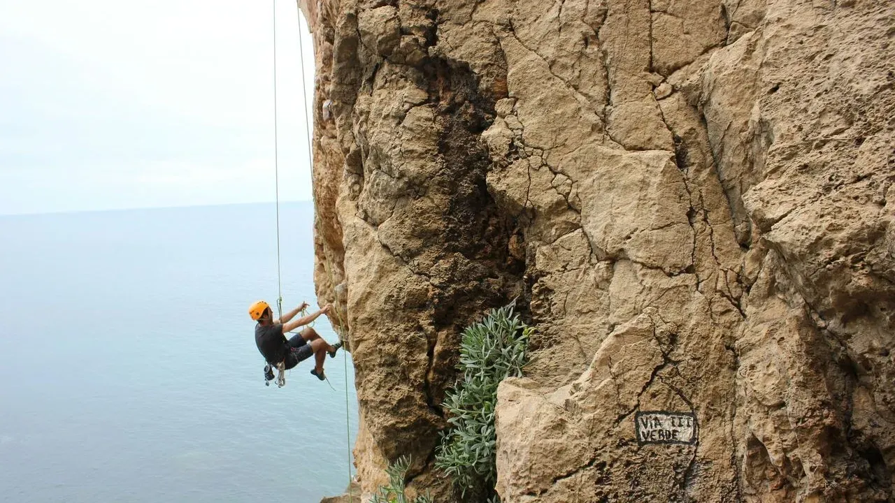 Climber Airlifted From 700-Foot Sierra Cliff
