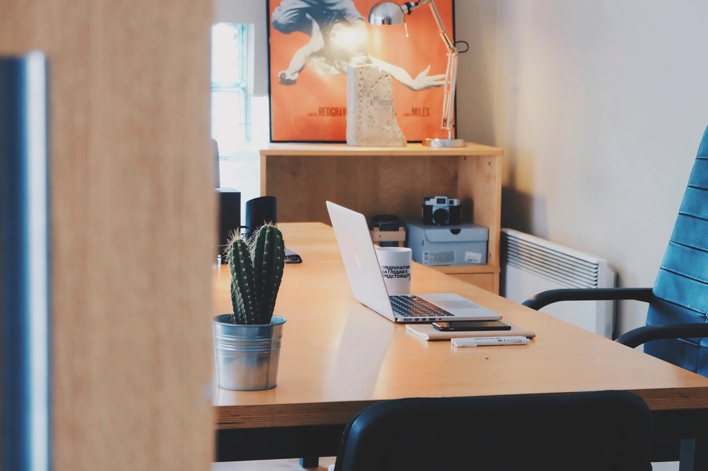 6 Small Changes That Make a Home Office Feel Like Work - Featured image
