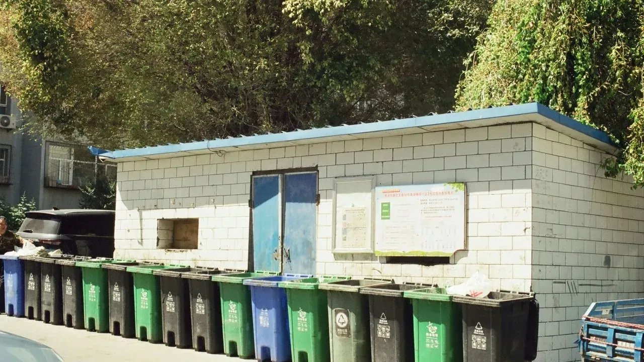 Hide Trash Cans With a Garden Screen