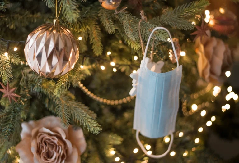 How Families Hosted Holidays in the '90s vs. Now - Featured image