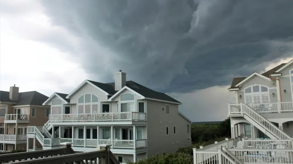 Nor'easter Advances on North Carolina's Outer Banks, Putting More Than 100 Homes in Jeopardy - Featured image