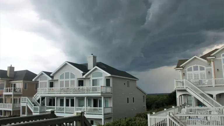 Nor'easter Advances on North Carolina's Outer Banks, Putting More Than 100 Homes in Jeopardy - Featured image