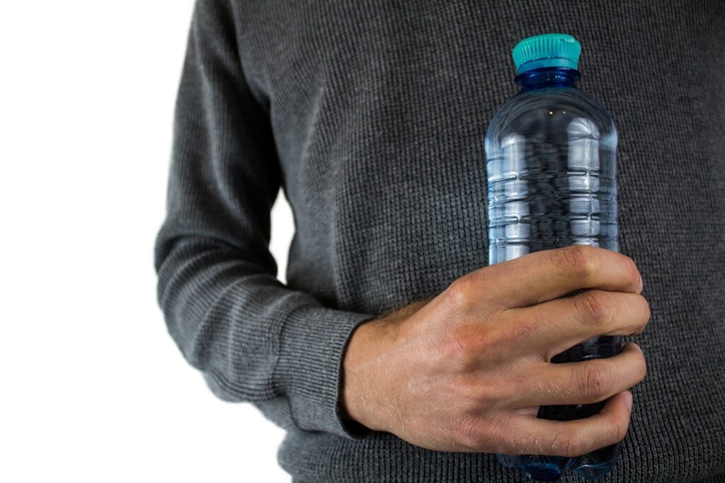 The Reusable Water Bottle Habit That's Quietly Growing Bacteria - Featured image