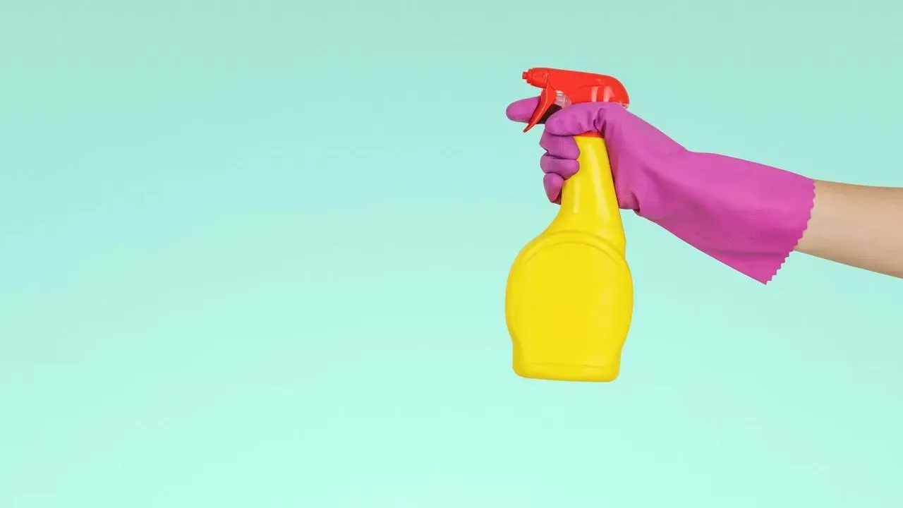 The Acidic Cleaner That Can Quietly Etch Stone and Wood Surfaces