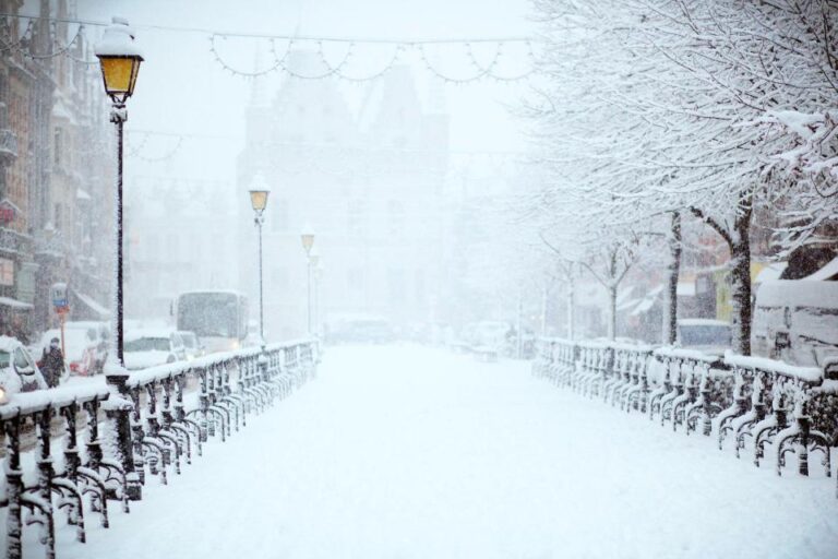 10 Things to Keep in Your Car Every Winter - Featured image