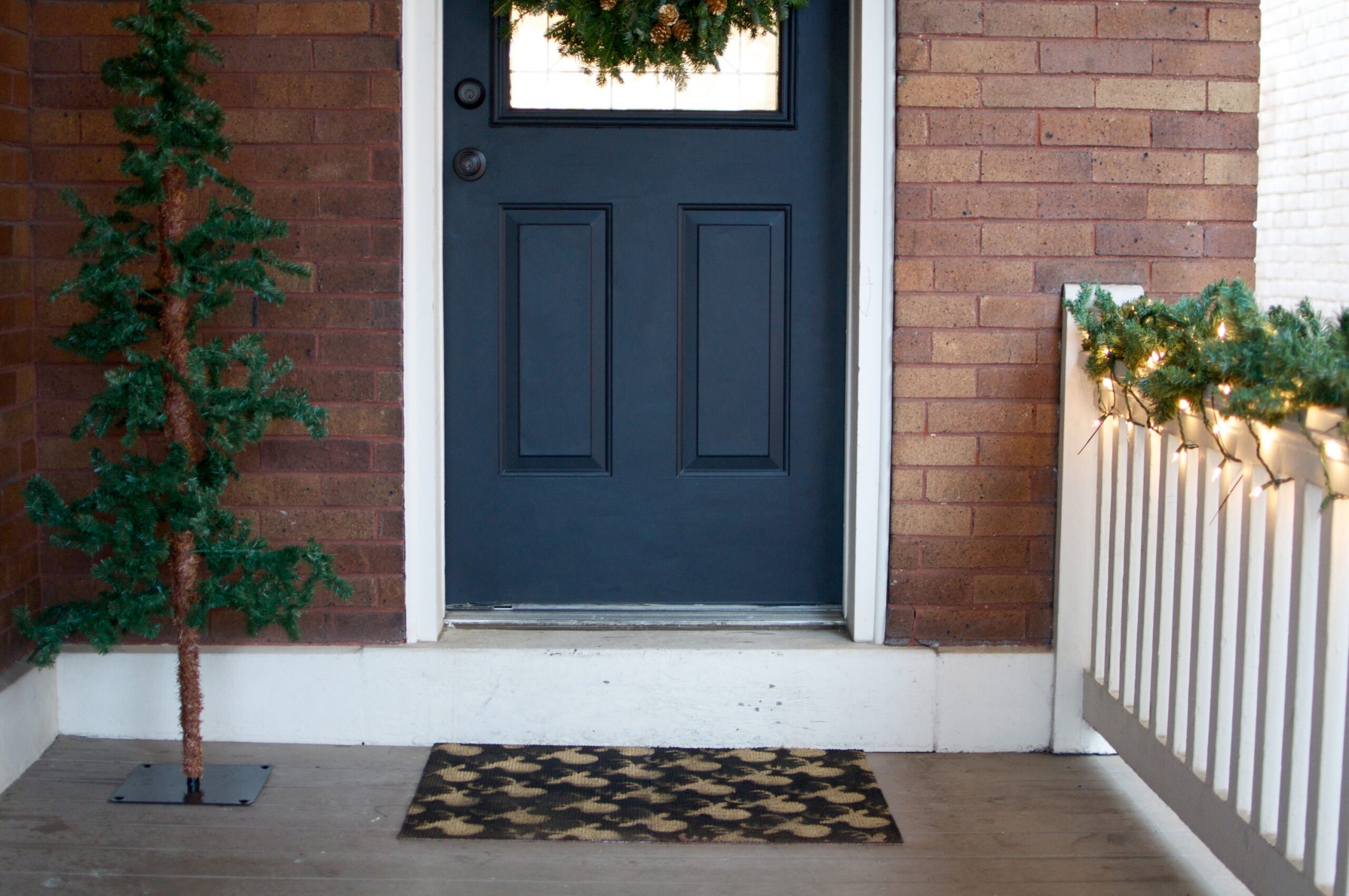 The Holiday Porch Arrangement Designers Build From Grocery Store Greens