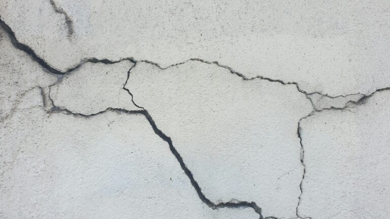 Why New Cracks Appear in Your Ceiling Every Winter - Featured image