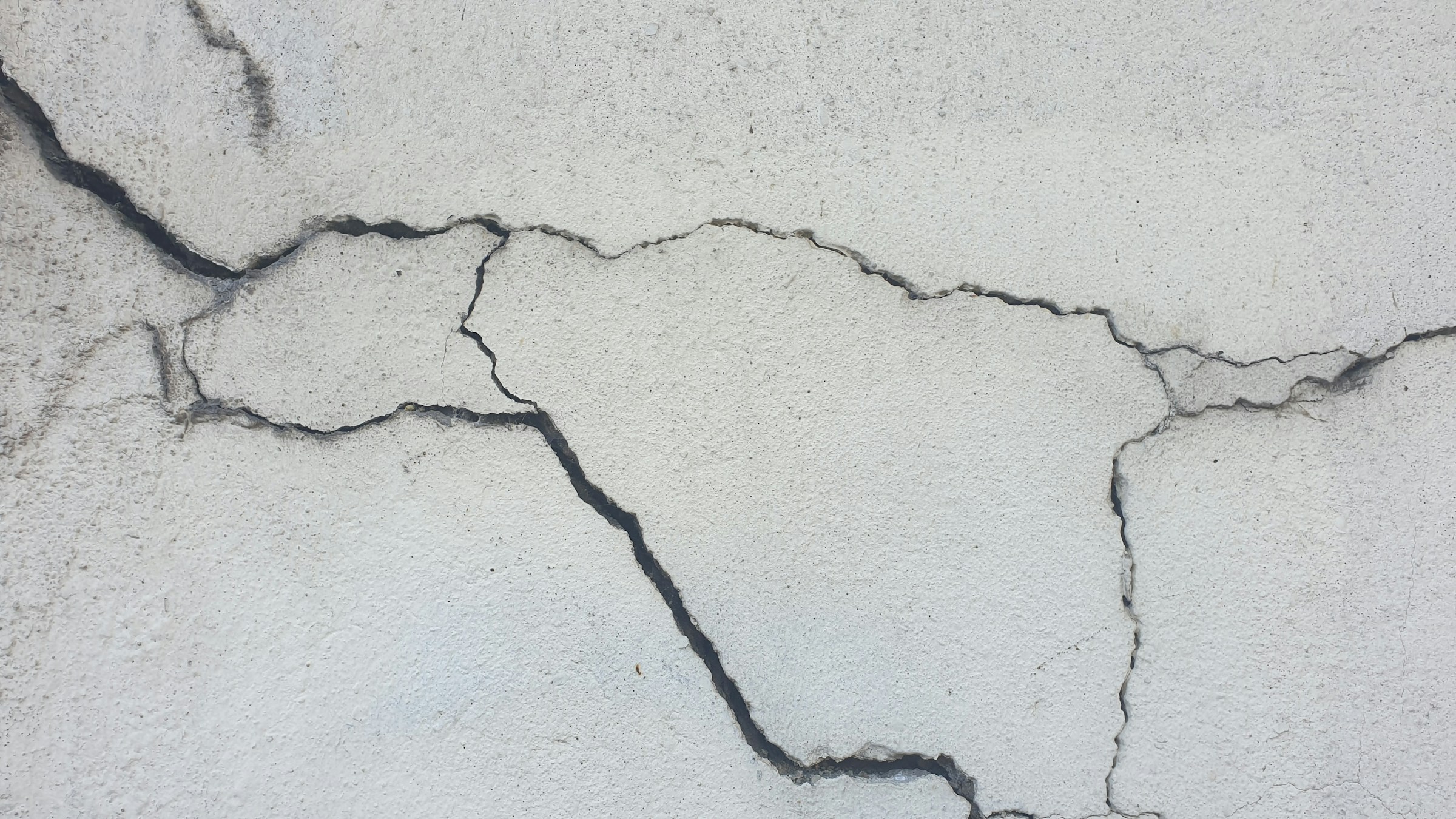 Why New Cracks Appear in Your Ceiling Every Winter