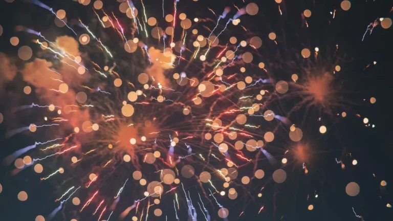 Hundreds of Illegal Fireworks Erupt Unexpectedly on San Francisco's Ocean Beach - Featured image