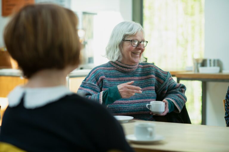 7 Signs an Aging Parent Is Struggling to Keep Up With Bills - Featured image