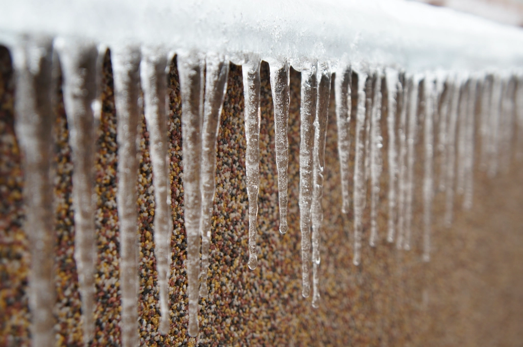 Why Ice Builds Up Along Your Roof Edges Every Winter