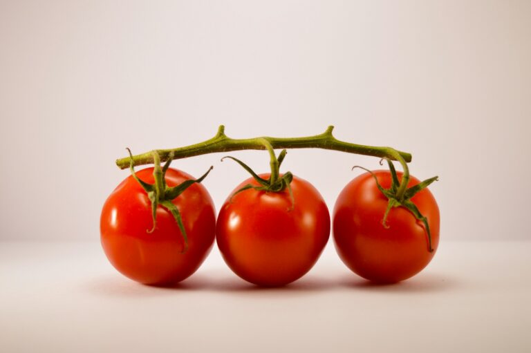 Why Seeds Saved From Supermarket Tomatoes Rarely Grow the Same Fruit - Featured image