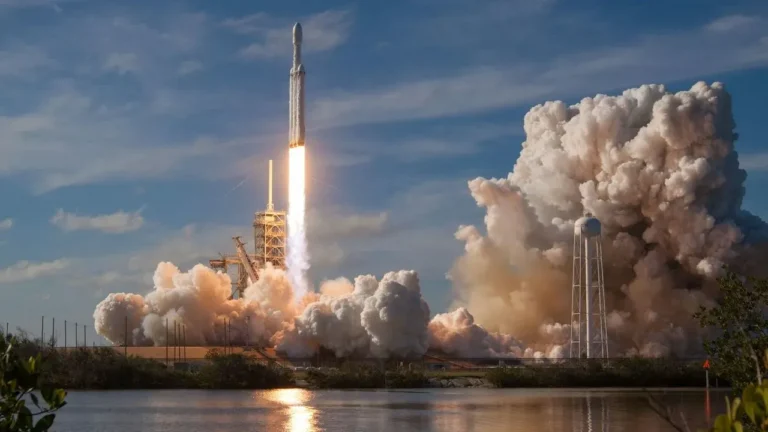 SpaceX Launch Creates Strange Cloud Over Tampa Bay - Featured image