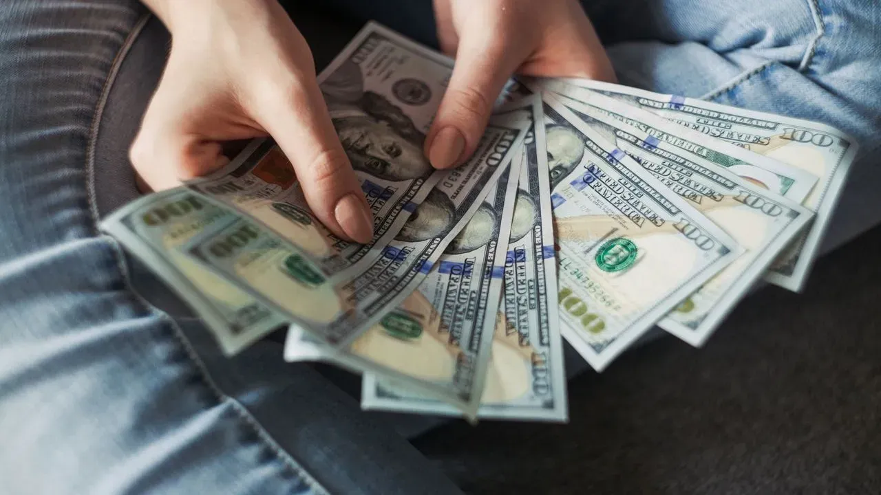 Gen Z Asks Which Jobs Pay the Most for the Least Work, Igniting Debate on Social Media