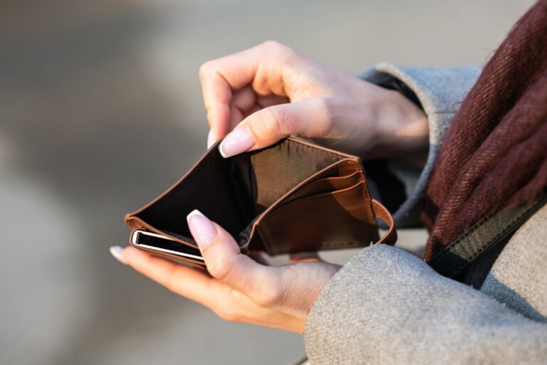 10 Things You Should Never Keep in Your Wallet - Featured image